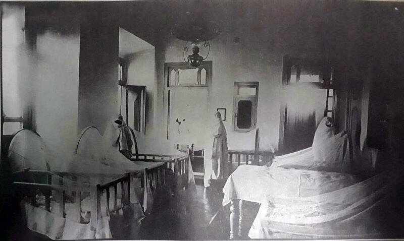 وشش پرستاران در بیمارستان زنان و زایمان که در اواخر قاجاریه به ثبت رسیده